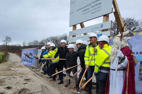 Am Nikolaustag: Spatenstich zum zweiten Bauabschnitt Am Nikolaustag: Spatenstich für den zweiten Bauabschnitt in der Pechlerau